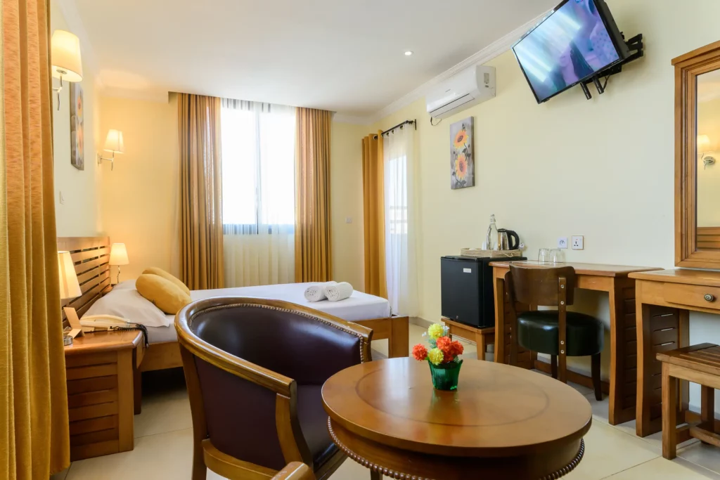 Chambre lumineuse avec bureau de travail, mini-bar et grand lit double dans un hotel-affaires-Anjary Hotel