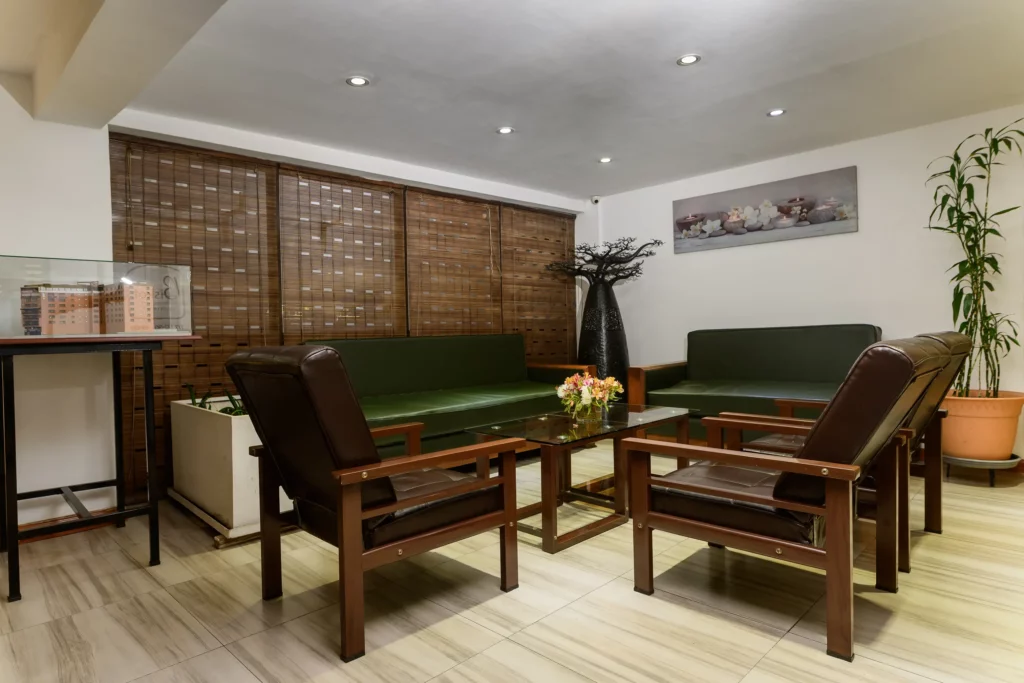 Salon corporatif calme et confortable à l'Anjary Hotel, idéal pour des entretiens confidentiels lors d'un séjour professionnel à Antananarivo