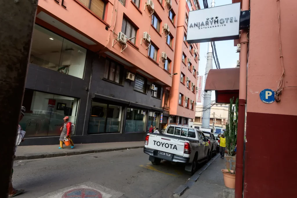 Vue depuis la rue de la façade de l'Anjary Hôtel, montrant son enseigne 3 étoiles et son emplacement pratique dans le quartier animé de Tsaralalàna à Antananarivo