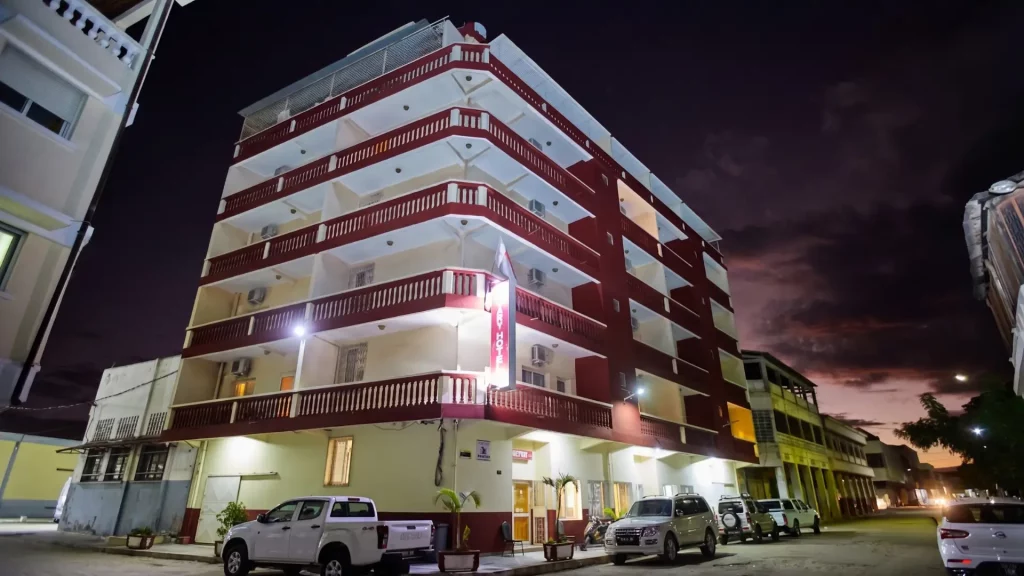 Façade nocturne d'Anjary Hôtel, votre hôtel à Majunga idéalement situé en plein centre-ville.