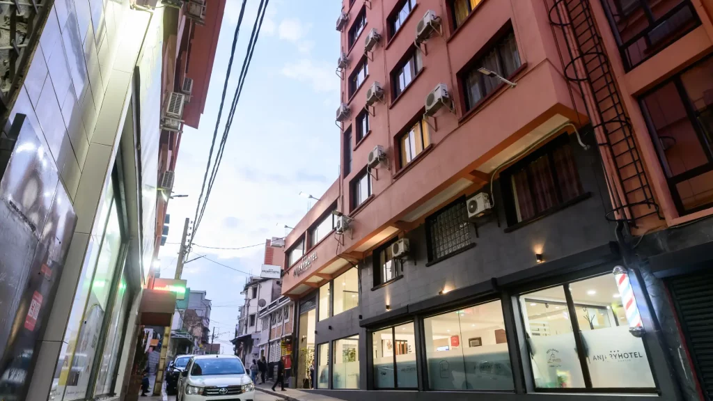 Façade de l'Anjary Hôtel avec parking à Antananarivo dans le quartier de Tsaralalàna