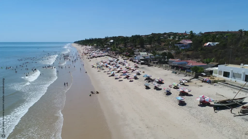 Les vastes plages de sable clair et eaux turquoise, parfaites pour la détente et les baignades à Majunga.